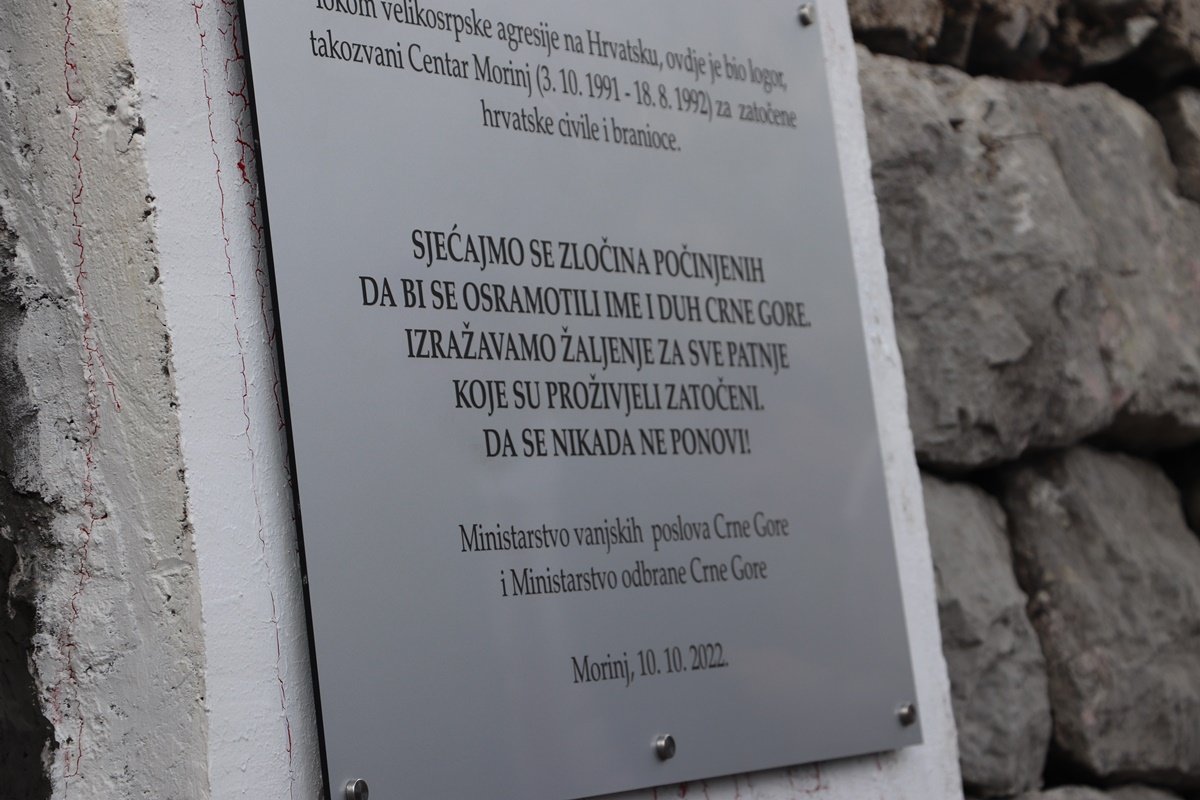 Vojska Crne Gore spriječila uklanjanje ploče u Morinju