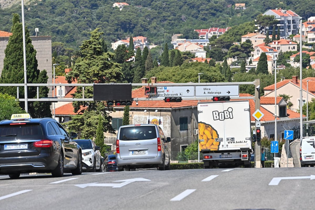 AKO VAM JOŠ UVIJEK NIJE NEŠTO JASNO OKO ZONE POSEBNOG REŽIMA PROMETA, POSLUŠAJTE OVO
