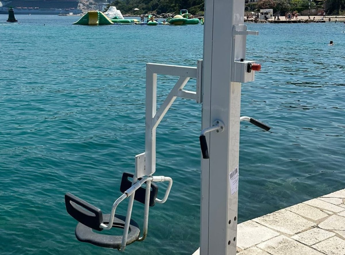 NA COPACABANI POSTAVLJEN NOVI LIFT ZA OSI NAKON ŠTO SU DIVLJACI OŠTETILI PRETHODNI