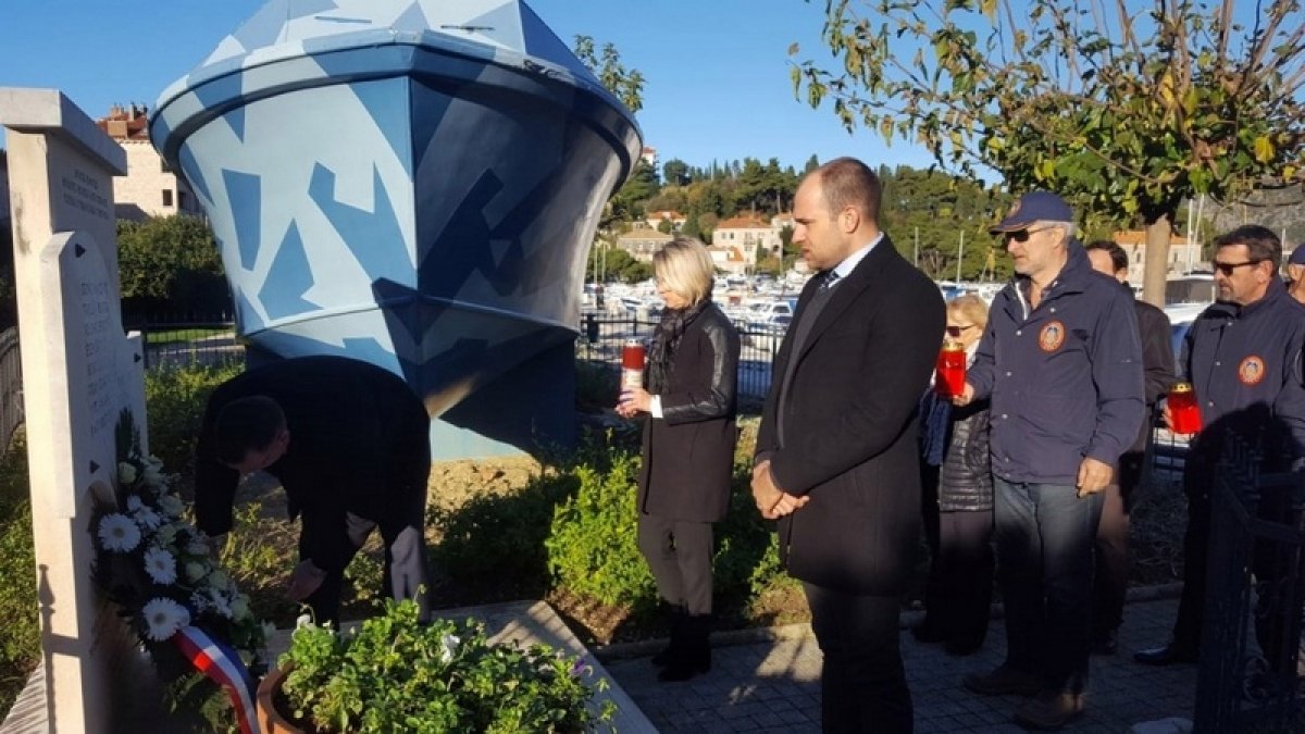 Polaganjem vijenaca odana počast poginulim braniteljima