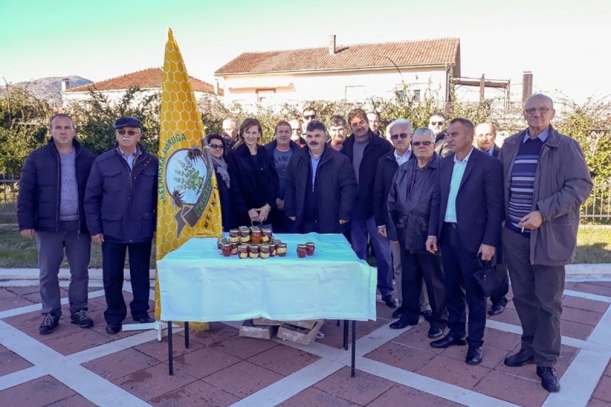 Zamjenica župana Marević dijelila djeci med u Metkoviću