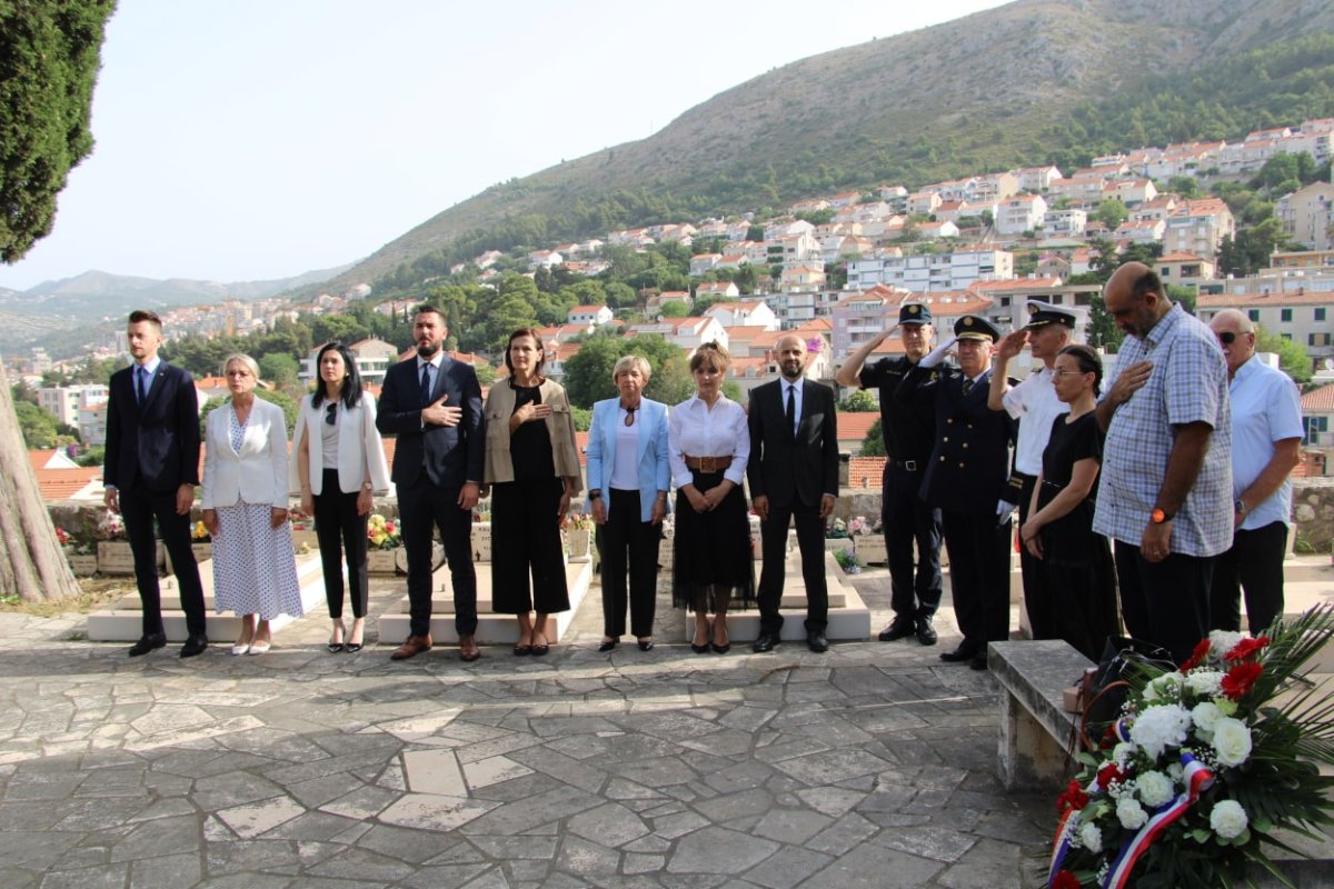 PREDSTAVNICI ŽUPANIJE, GRADA I POLICIJE POLOŽILI VIJENCE UZ DAN ANTIFAŠISTIČKE BORBE