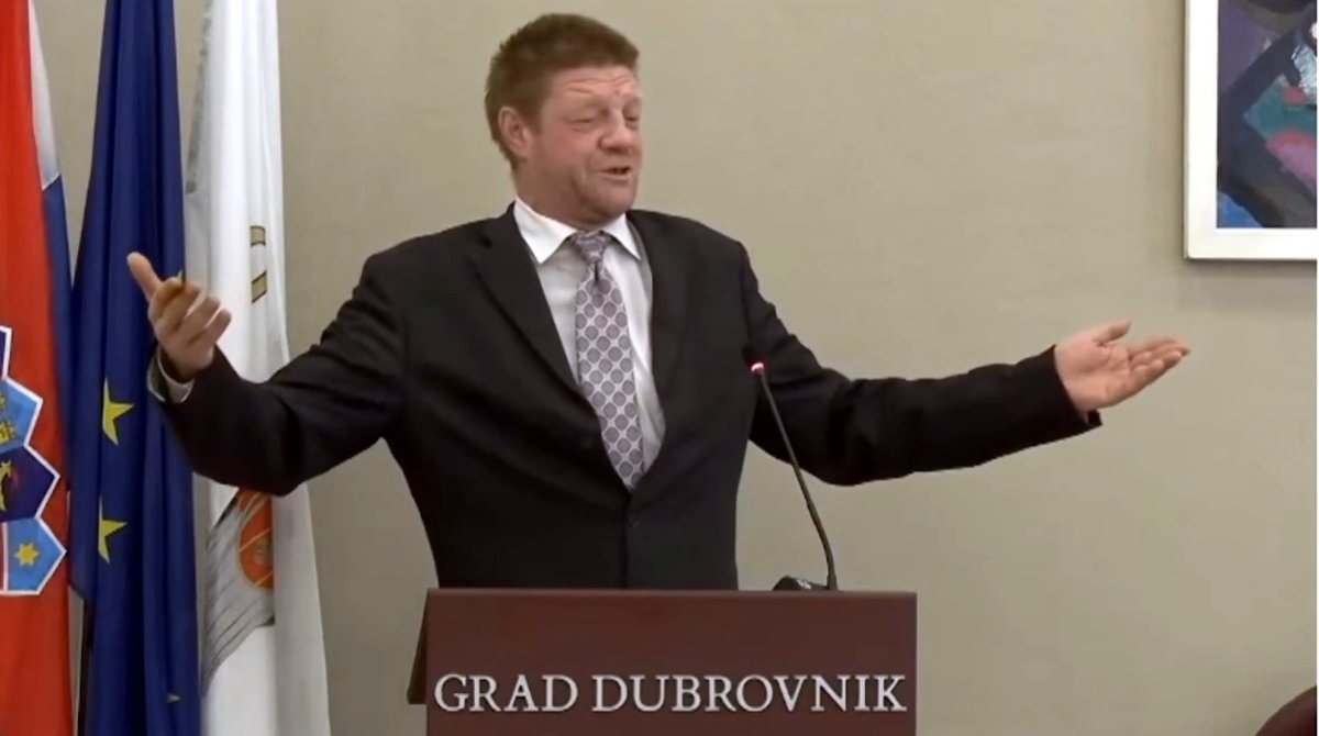 VIDEO / Sramota u Gradskoj vijećnici: Roko psovao Boga, tražio otvaranje javne kuće, bacao novac po vijećnici