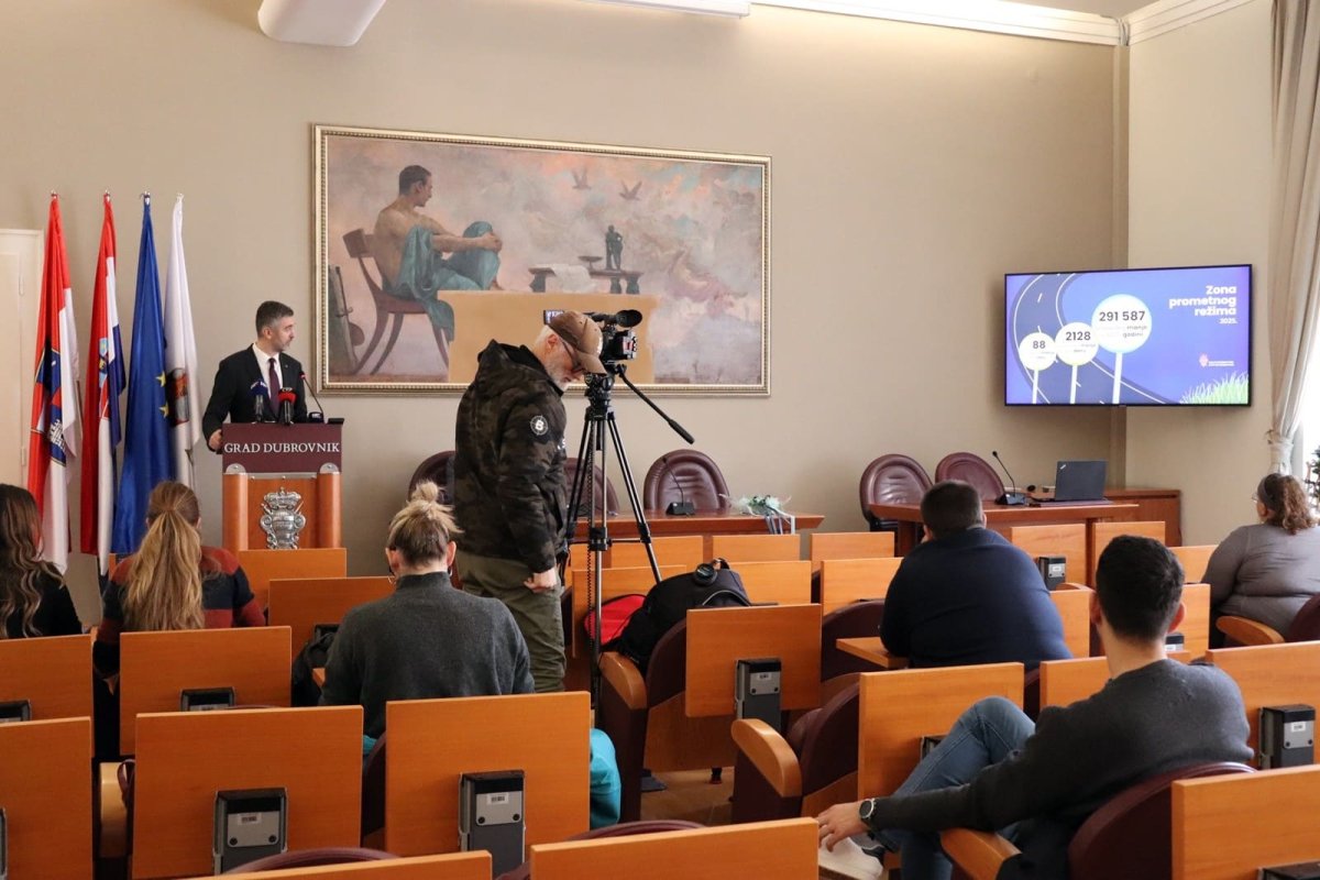 AKTIVACIJOM ZONE PREMA POVIJESNOJ JEZGRI BILO JE 291.587 PROLAZAKA VOZILA MANJE