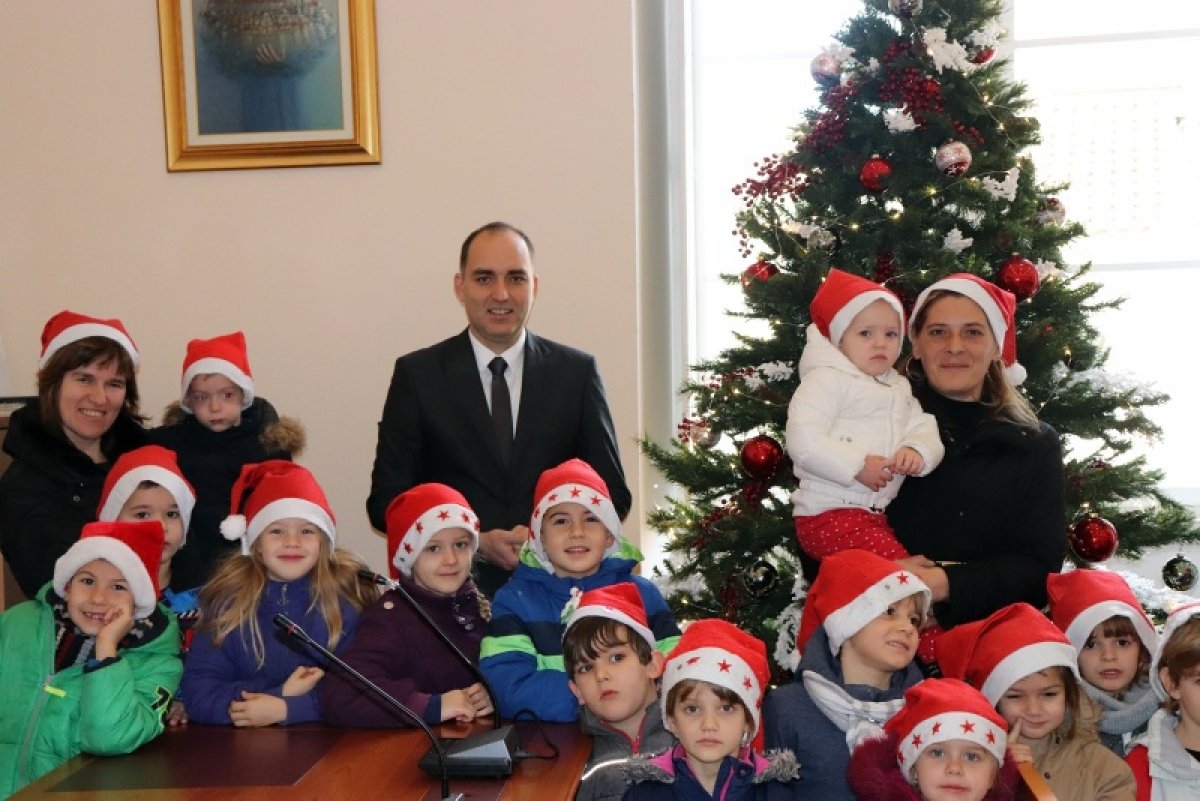 Mališani iz DV Trsteno zapjevali kolendu u gradskoj vijećnici