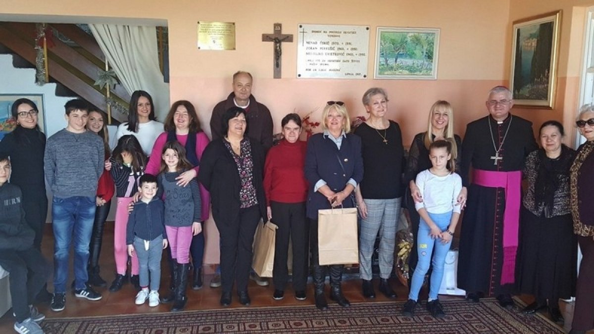 Biskup Uzinić posjetio Maslinu i održao misu u Centru Josipovac