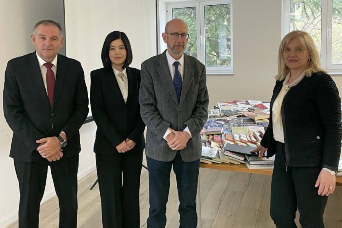 BOŽO LASIĆ U IME ZAJEDNICE OPĆINA URUČIO VIŠE OD 500 KNJIGA NOVOJ KNJIŽNICI HERCEGOVAČKO – NERETVANSKE ŽUPANIJE