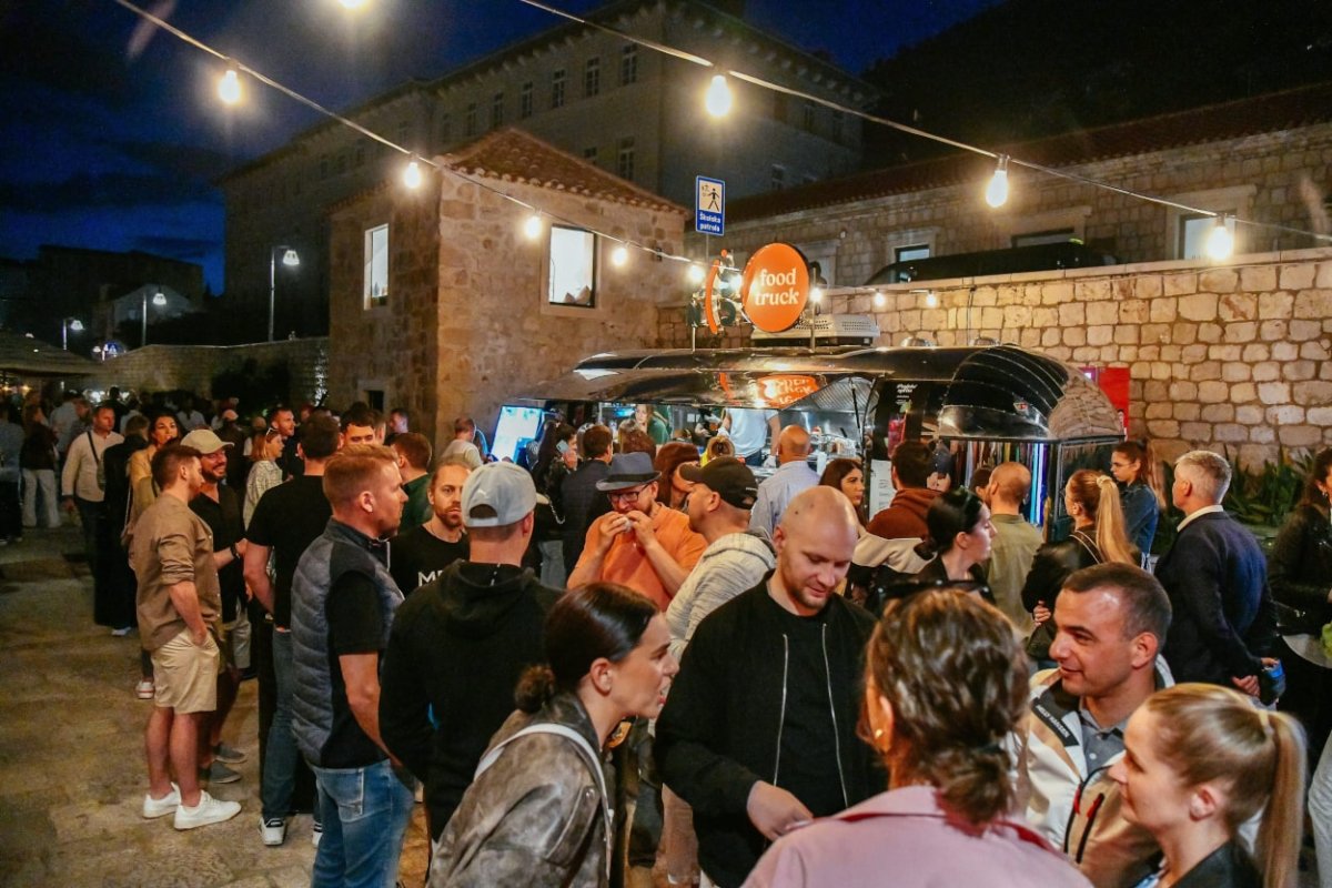 NI DUSTRA-I NIJE DOBRO LEGLO 90.000 EURA ZA FESTIVAL HAMBURGERA