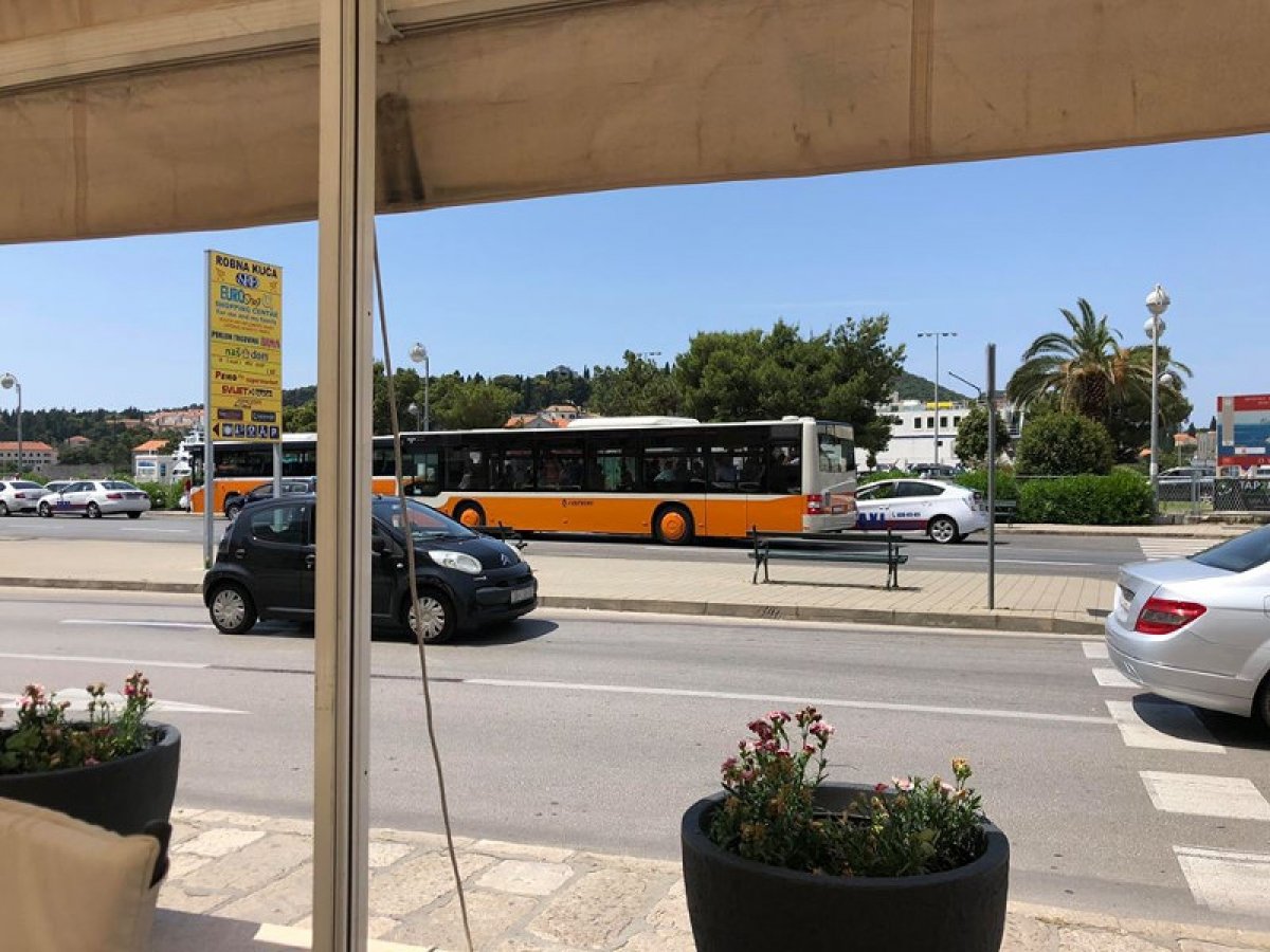 Foto čitatelja: Taksisti „zarobili” autobus Libertasa u Gružu