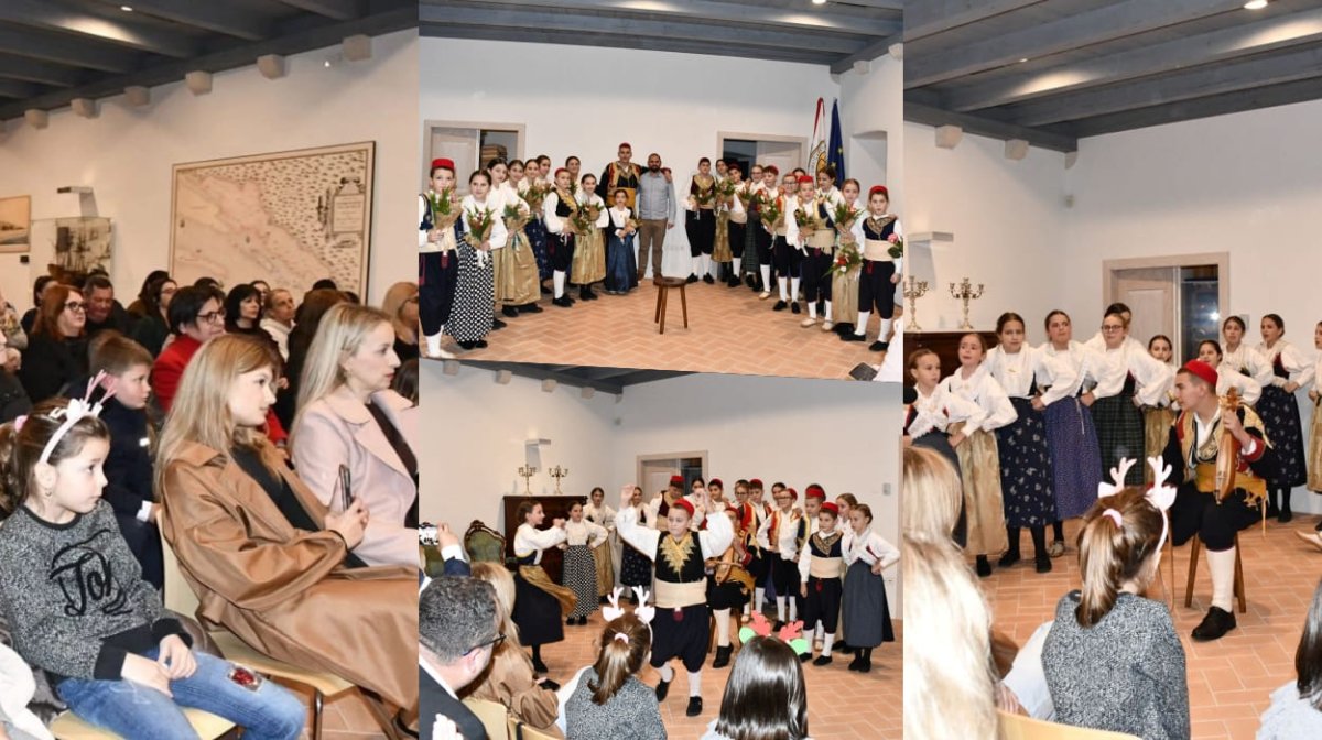 Foto / PREMIJERA PREDSTAVE MALOG LINĐA OŠ SLANO „BOŽIĆ ZOVE S ONE BANDE”