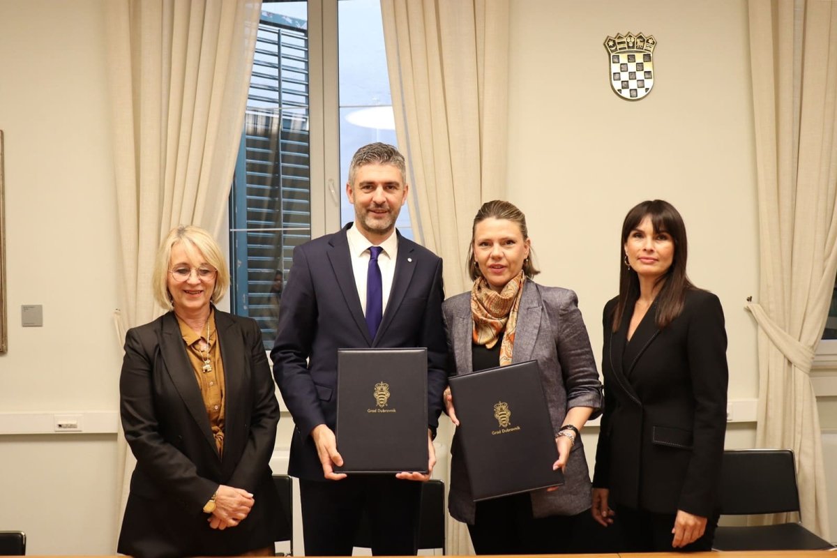 ZRINKA RAGUŽ URUČILA GRADU DUBROVNIKU UGOVOR O DODJELI SREDSTAVA ZA TEHNIČKU POMOĆ