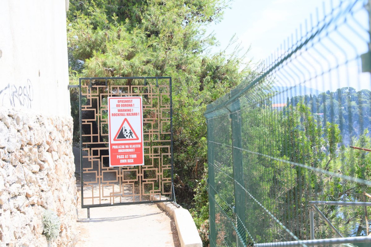 ONIMA KOJIMA JE OD GLAVE NA RAMENIMA VAŽNIJE TOĆAT GUZICU BAŠ NA BELLEVUEU BOG JE ODAVNO REKAO DOVIĐENJA