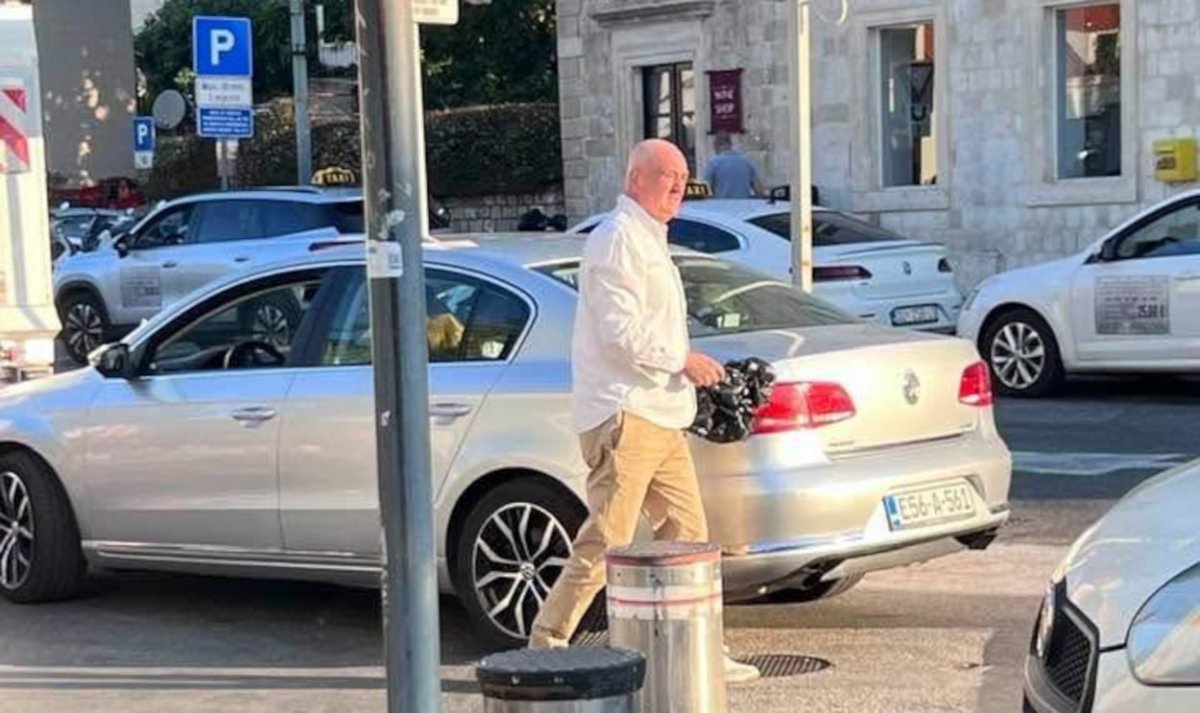 SNIMLJEN NA PILAMA, OVO JE LIK KOJI JE PREKRIO TABLICE VREĆAMA ZA SMEĆE