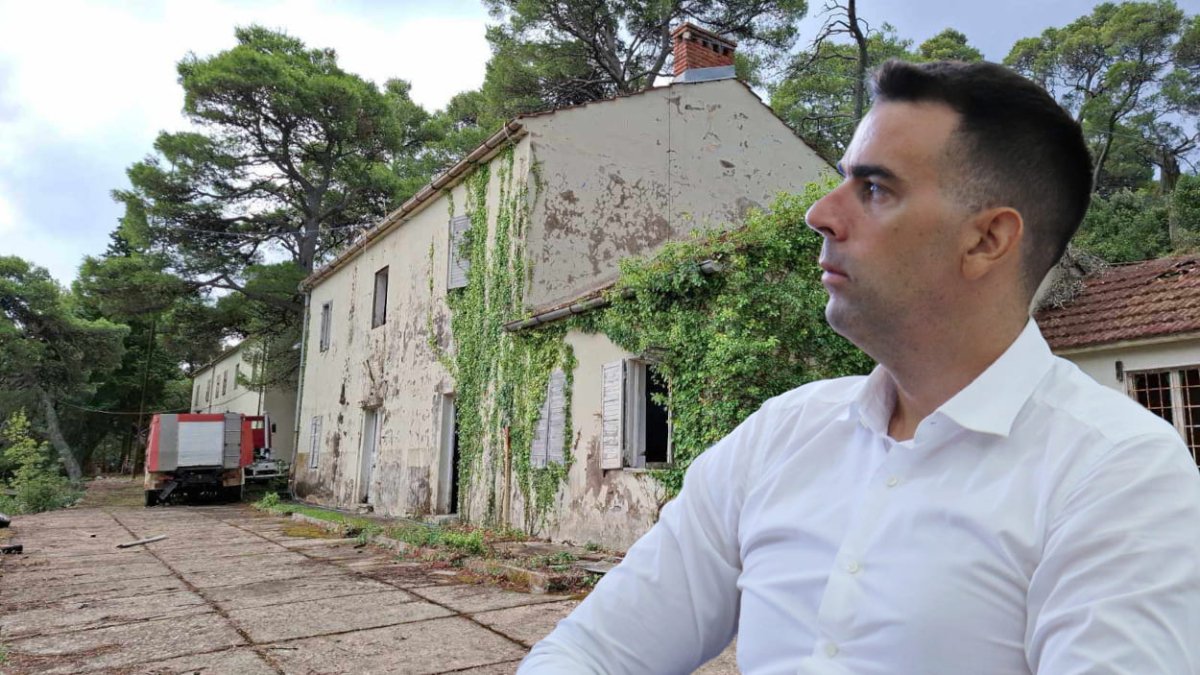 ŽELJKO RAGUŽ: NAPUŠTENA VOJARNA NA ŠIPANU MOŽE SE PRENAMIJENITI U GRADSKE STANOVE