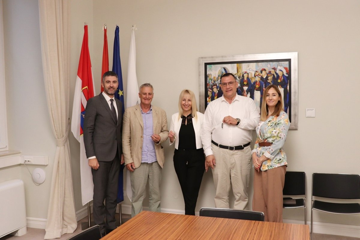 URUČENI KLJUČEVI GRADSKIH STANOVA BOLNICI, DOMU ZRAVLJA I DOMU MASLINA