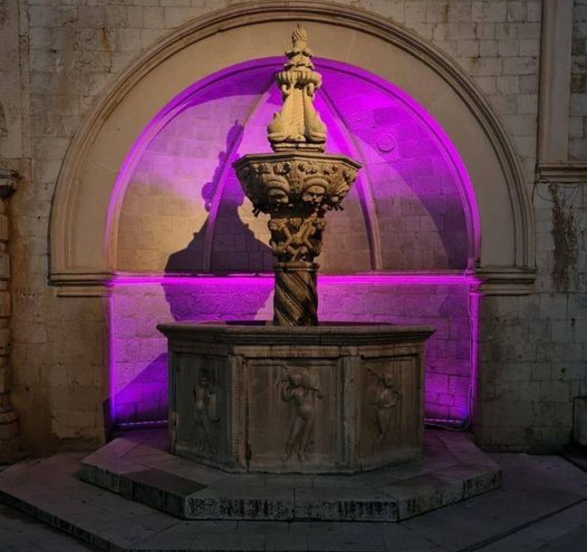 U ponedjeljak će mala Onofrijeva fontana svijetliti ljubičasto, evo i zašto