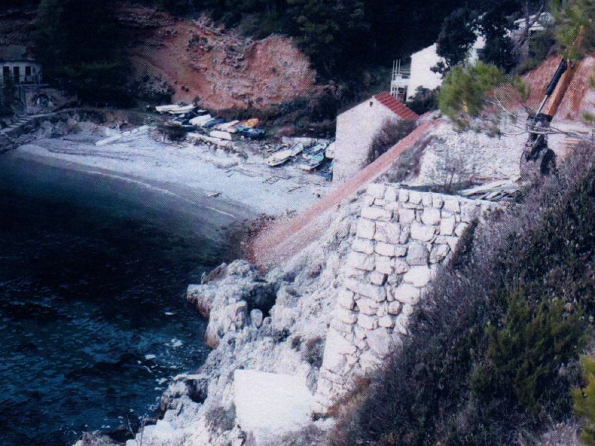 Mljećani ljuti zbog šuta na plaži u uvali Sutmiholjska