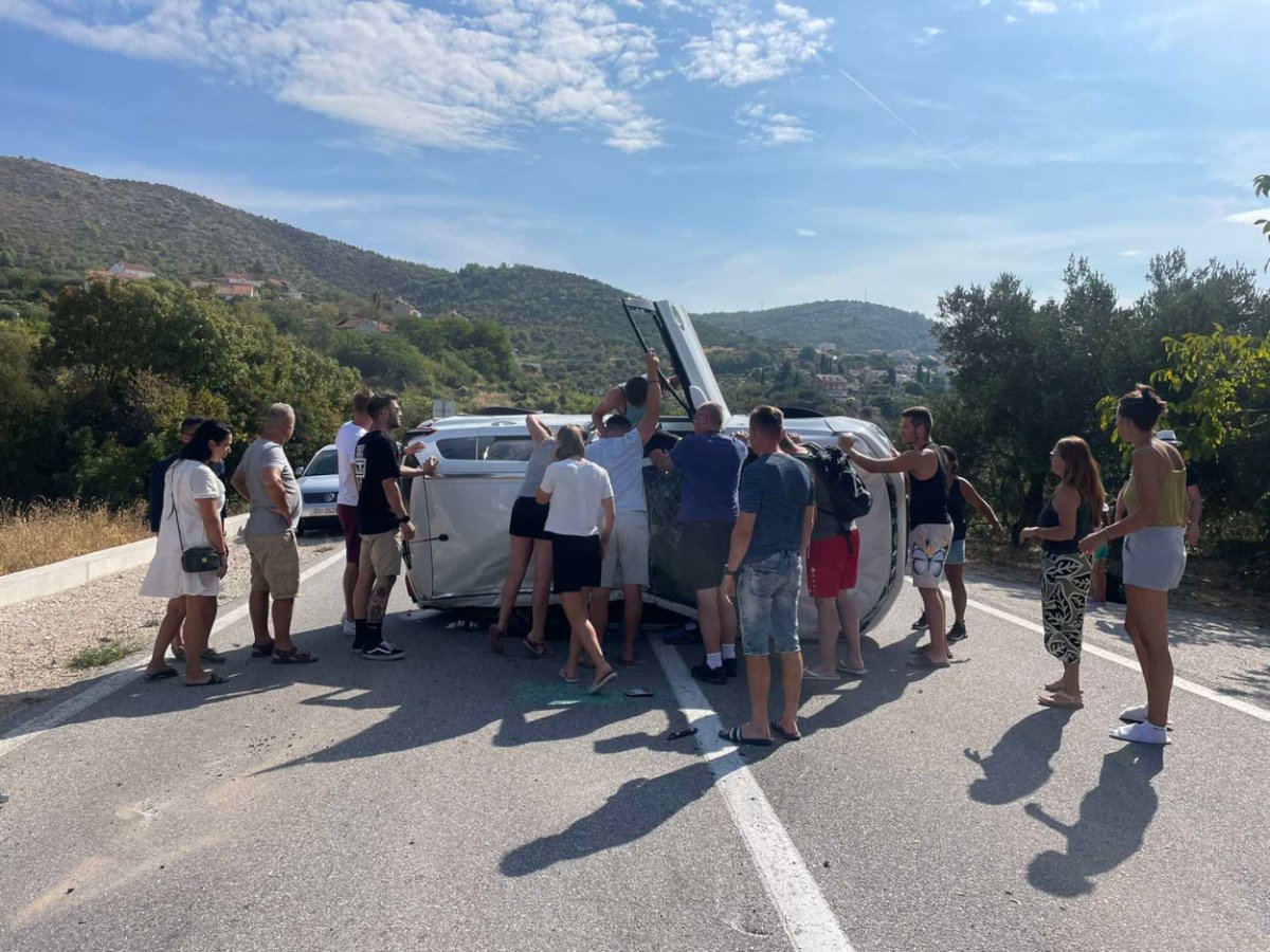 Više osoba ozlijeđeno u prometnoj nesreći u Orašcu