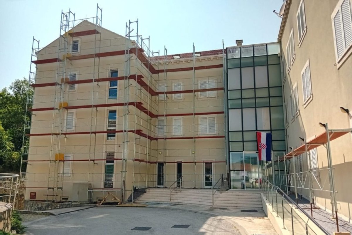 OBNAVLJA SE FASADA DOMA ZA STARIJE NA GRUDI