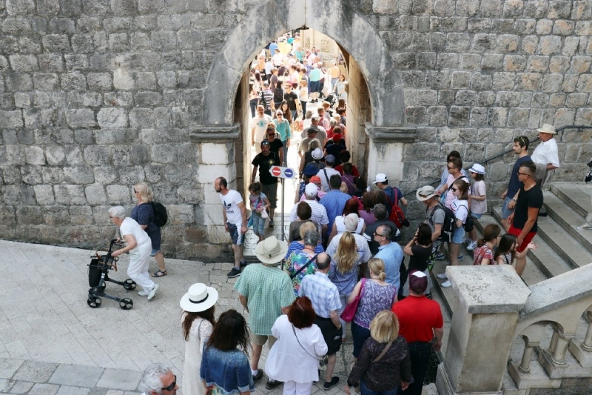 Gospodarski krah Dubrovnika? Plakat će se i za konopom u Vratima od Grada