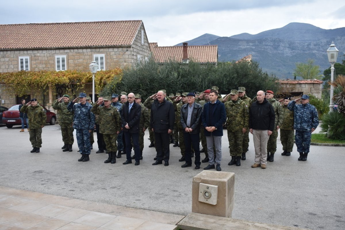 Izaslanstvo Hrvatske vojske u pratnji konavoskog načelnika Lasića odalo počast poginulim braniteljima