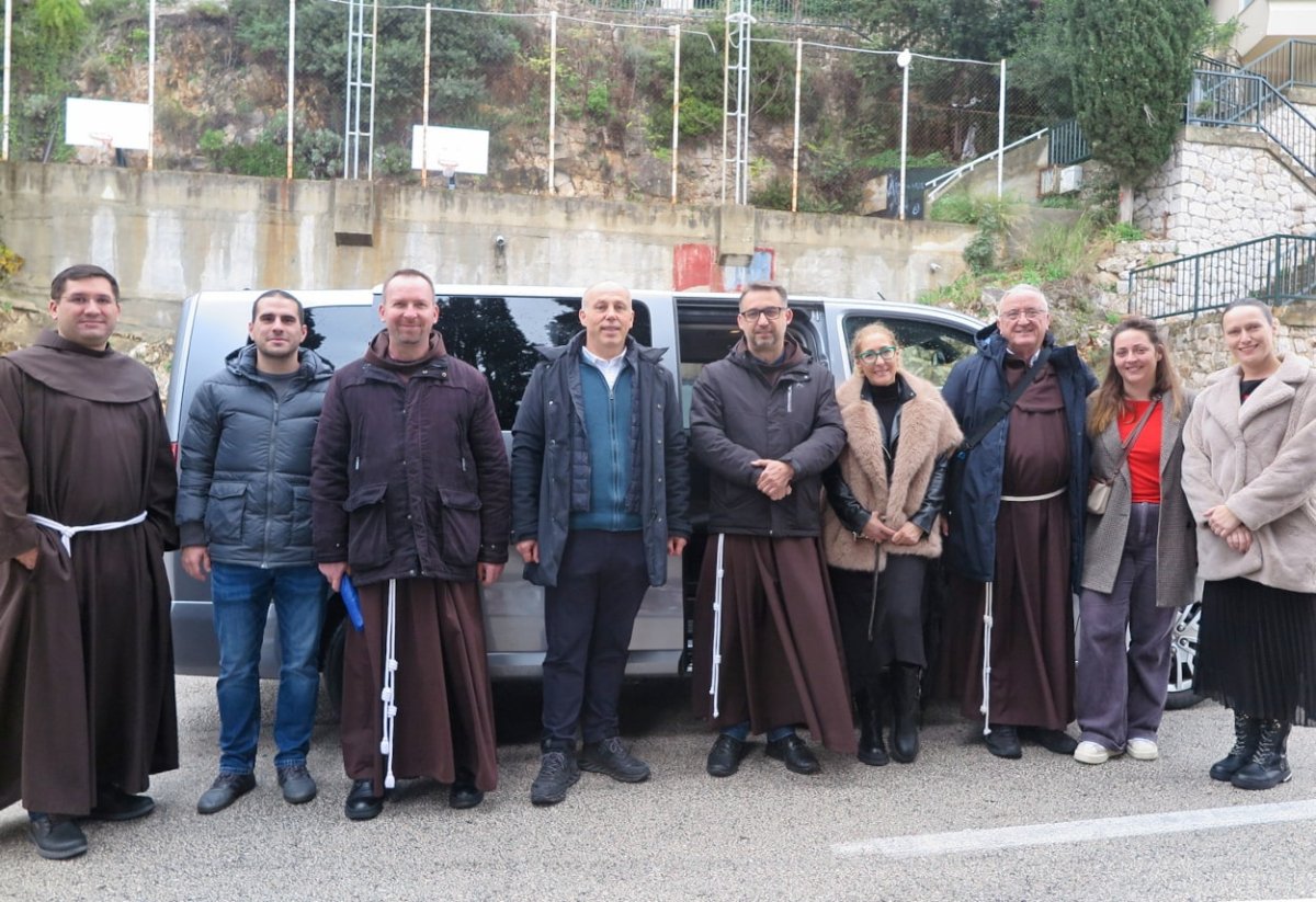 FRANJEVCI IZ MALE BRAĆE CENTRU MASLINA DAROVALI KOMBI