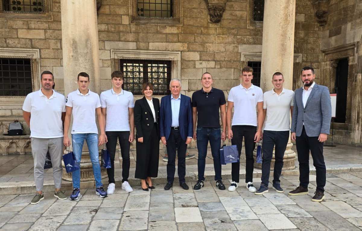 ŽUPAN DOBROSLAVIĆ PRIREDIO PRIJEM ZA ZLATNE MLADE VATERPOLISTE, PRVAKE EUROPE