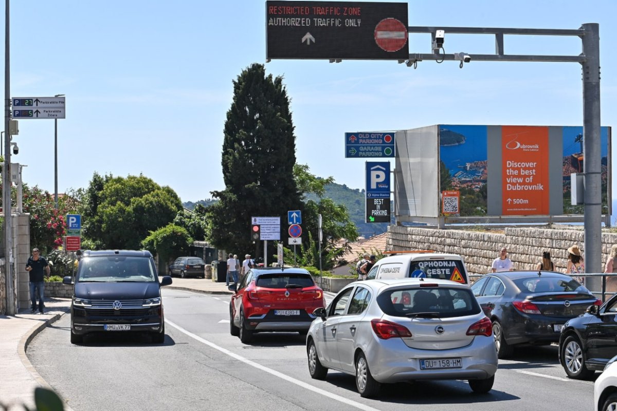 AUTOMOBIL S KAMEROM ZA KONTROLU PARKINGA ZAMIJENIT ĆE SANITATOVE DJELATNIKE; UBUDUĆE ĆE SVA ULIČNA PARKIRALIŠTA BITI NAMIJENJENA SAMO GRAĐANIMA