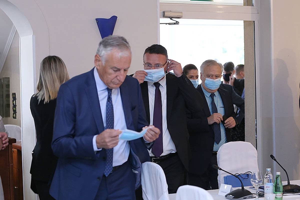 Župan Dobroslavić na 8. sastanku Vlade sa županima, predstavnicima Udruge gradova i Udruge općina u Gospiću