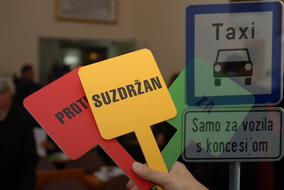 Taksijima je ipak diskretnije prevoziti organizirano birače