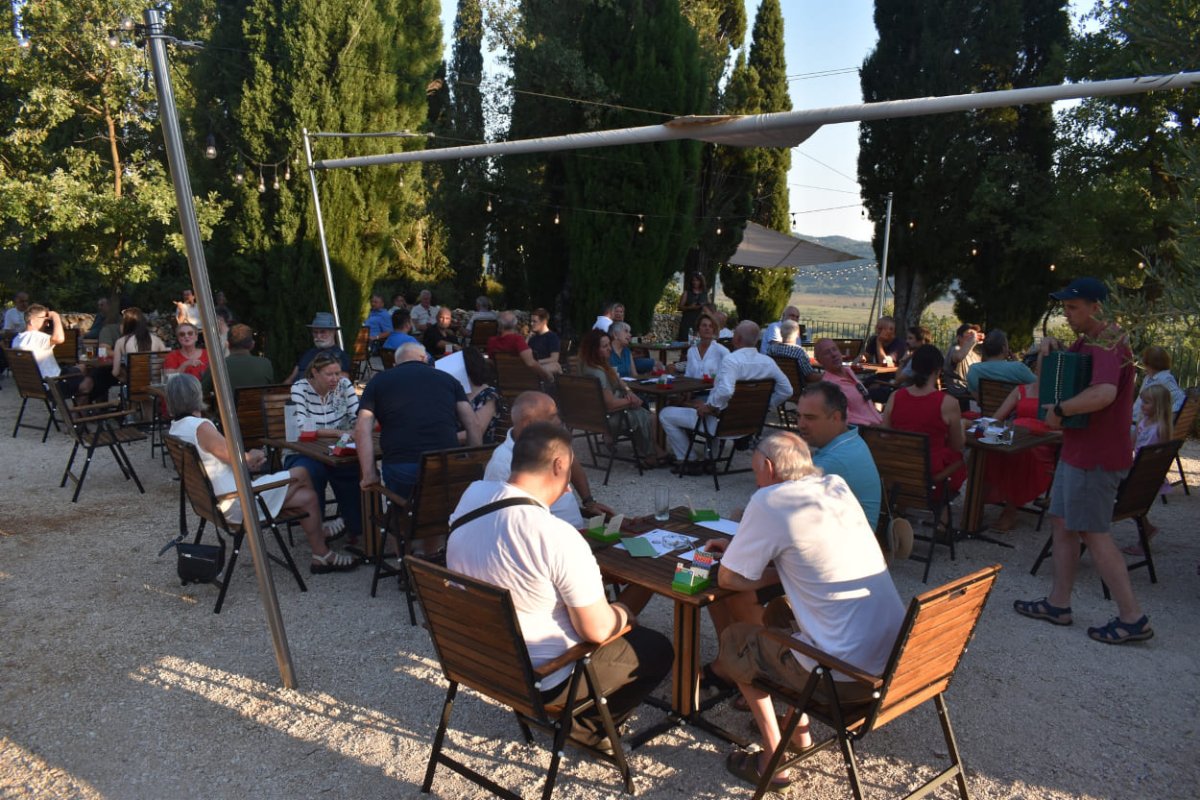 NAJVEĆI BRIDŽ TURNIR POD ZVJEZDANIM NEBOM OVE SUBOTE U KONAVLIMA