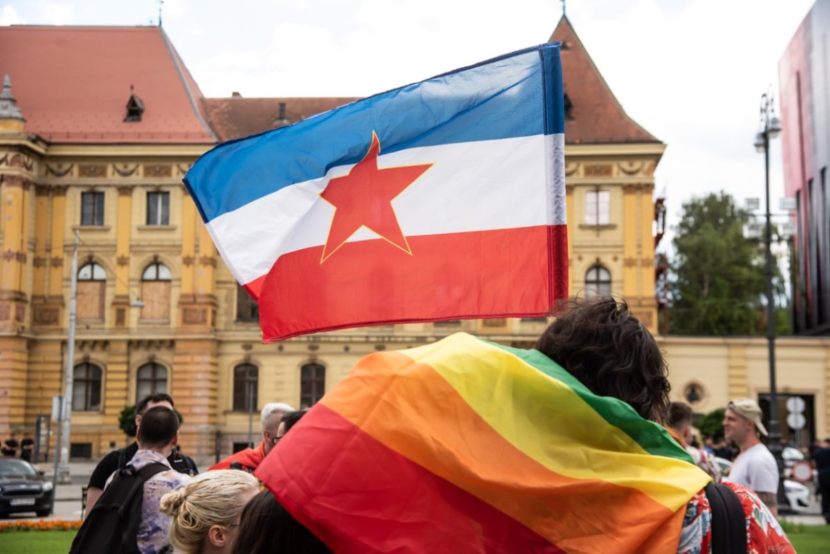 KOMUNISTI SU HOMOSEKSUALCE STRADUNOM VODILI VEZANE NA ŠETNJU SRAMA, ONI SAD ZA SVOJA PRAVA NOSE JUGOSLAVENSKU ZASTAVU