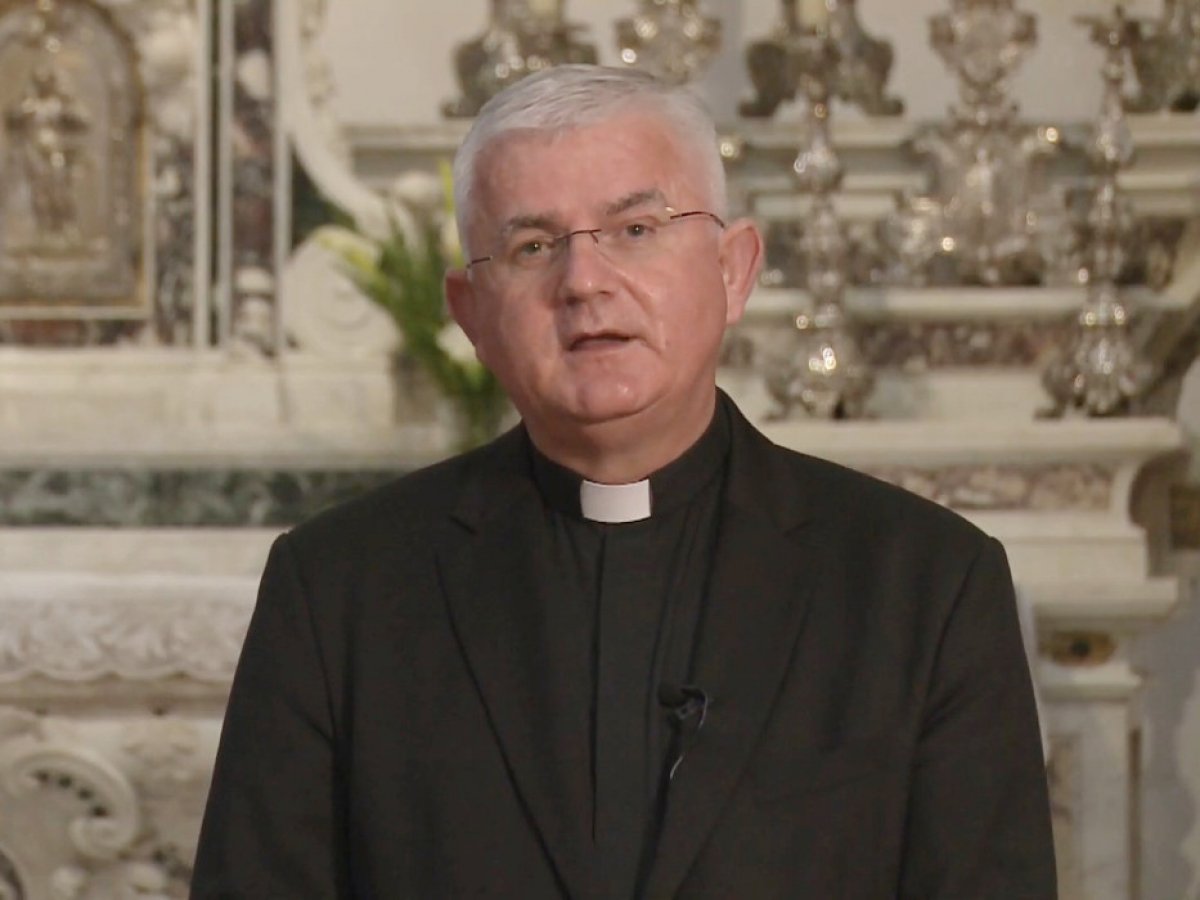 Mons. Uzinić videoporukom maturantima „došao“ u njihove razrede