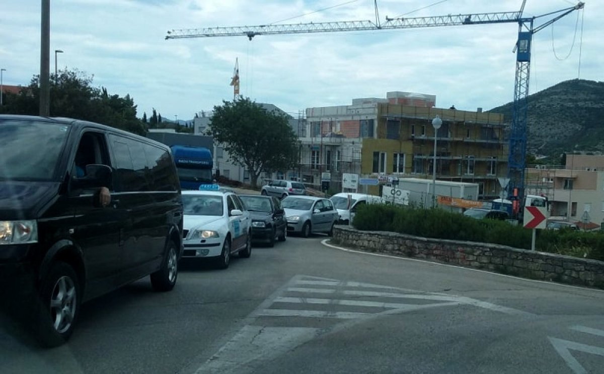 Potpuni kolaps prometa u Lapadu; za izlaz iz Solituda čekalo se i po uru vremena