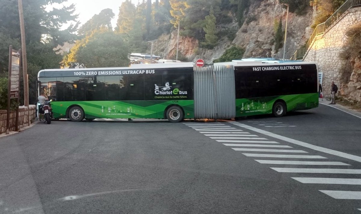 ZAPELA „HARMONIKA”, SKORO DVA SATA BIO JE BLOKIRAN PROMET