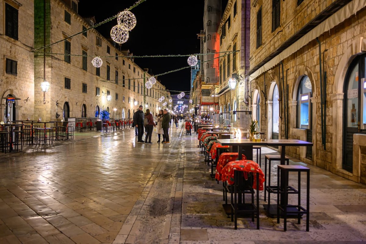 POSTAVLJANJE STOLOVA POKAZALO SE PROMAŠAJEM, ALI KUĆICE SE NEĆE VRAĆATI NA STRADUN