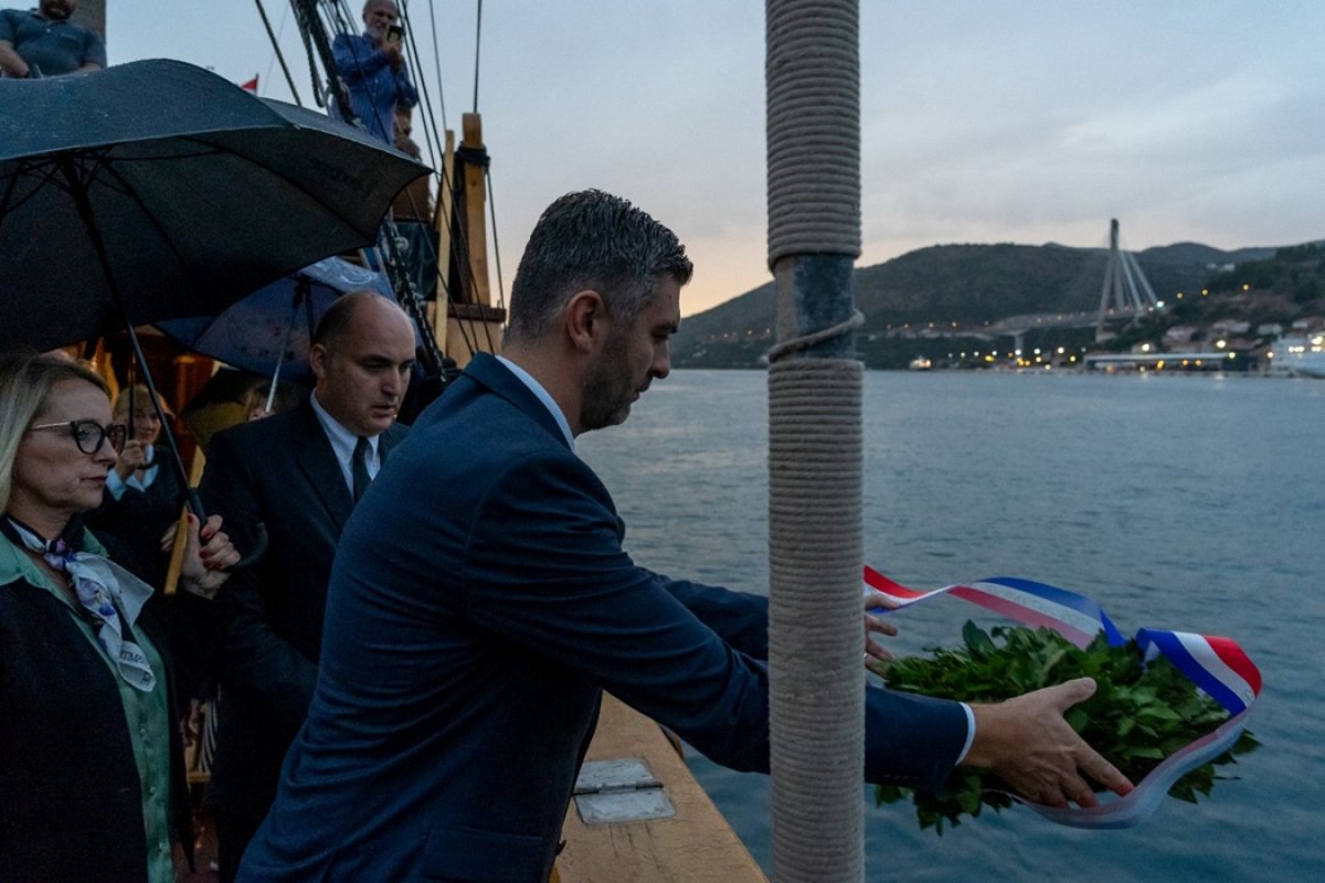 31. obljetnica početka napada na Dubrovnik; s „Tirene” spušteni vijenci u more