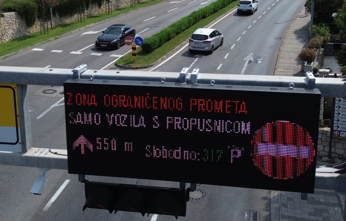 SLJEDEĆA TRI MJESECA BEZ SIGNALIZACIJE KOJA UPOZORAVA NA ZONU POSEBNOG REŽIMA PROMETA