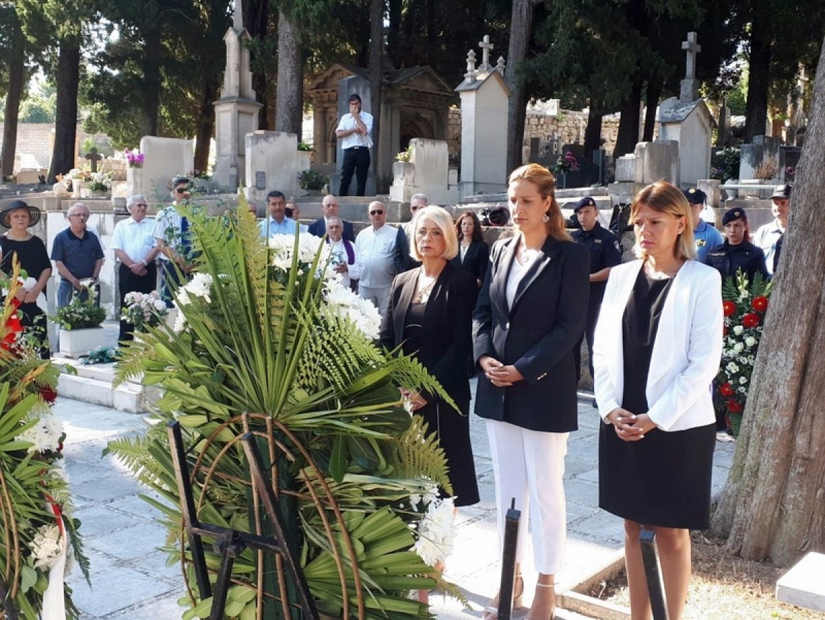 Vijenci i svijeće poginulim braniteljima uz Dan pobjede