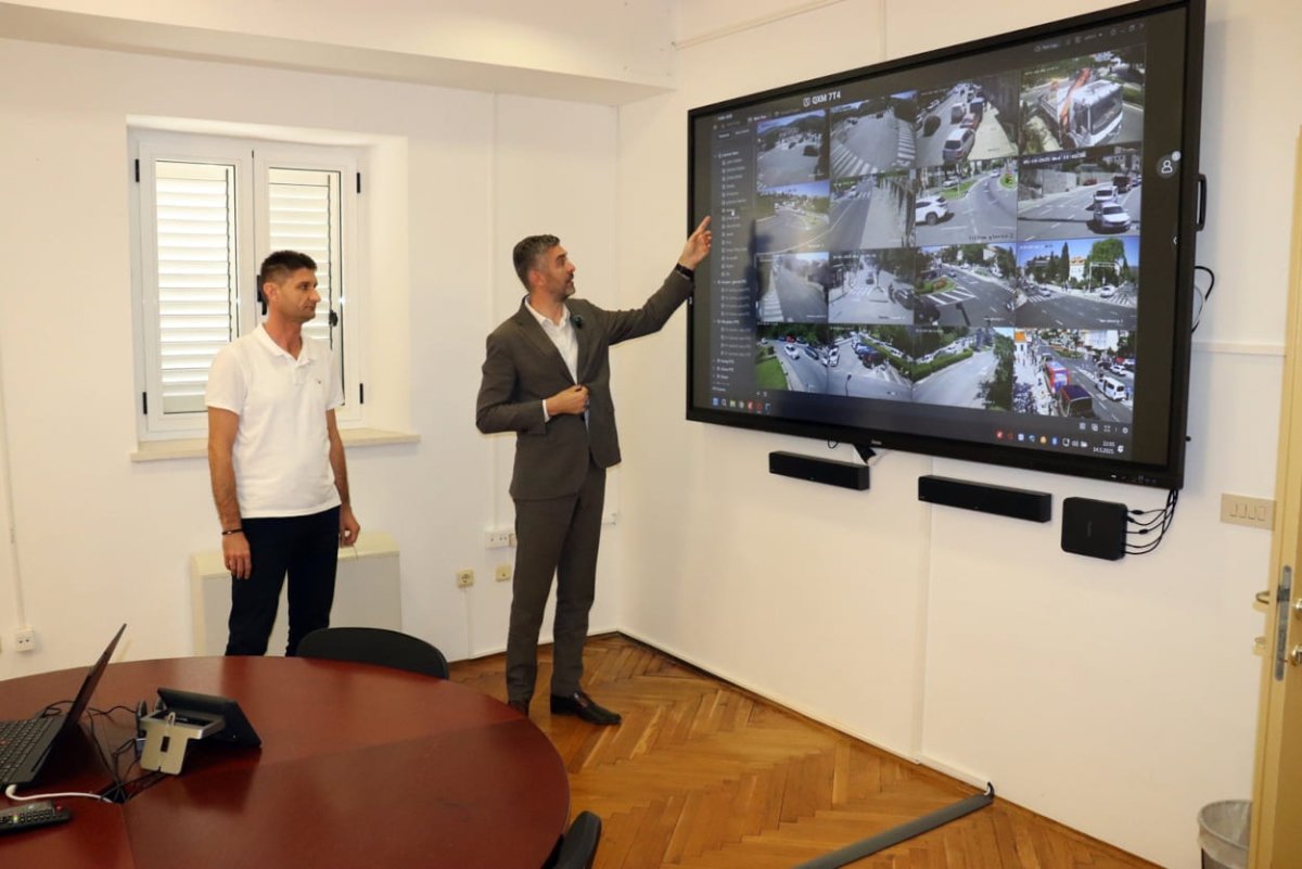 64 KAMERE POKRIVAJU GRADSKE PROMETNICE, KOMUNALCI USKORO PREUZIMAJU I KONTROLU BRZINE; ŠTO ĆE SE SVE RADITI U CENTRU ZA UPRAVLJANJE PROMETOM