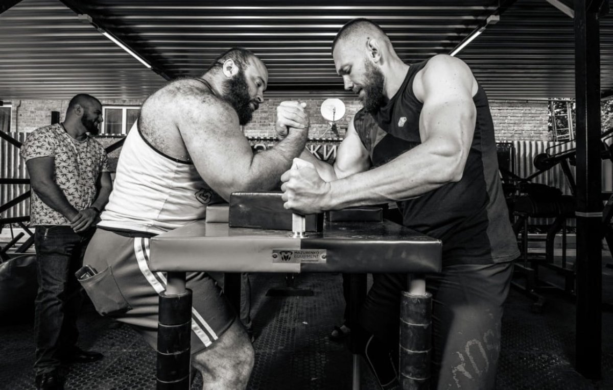 JEDINSTVENA PRILIKA: POKUŠAJTE POBIJEDITI SVJETSKOG PRVAKA U OBARANJU RUKU