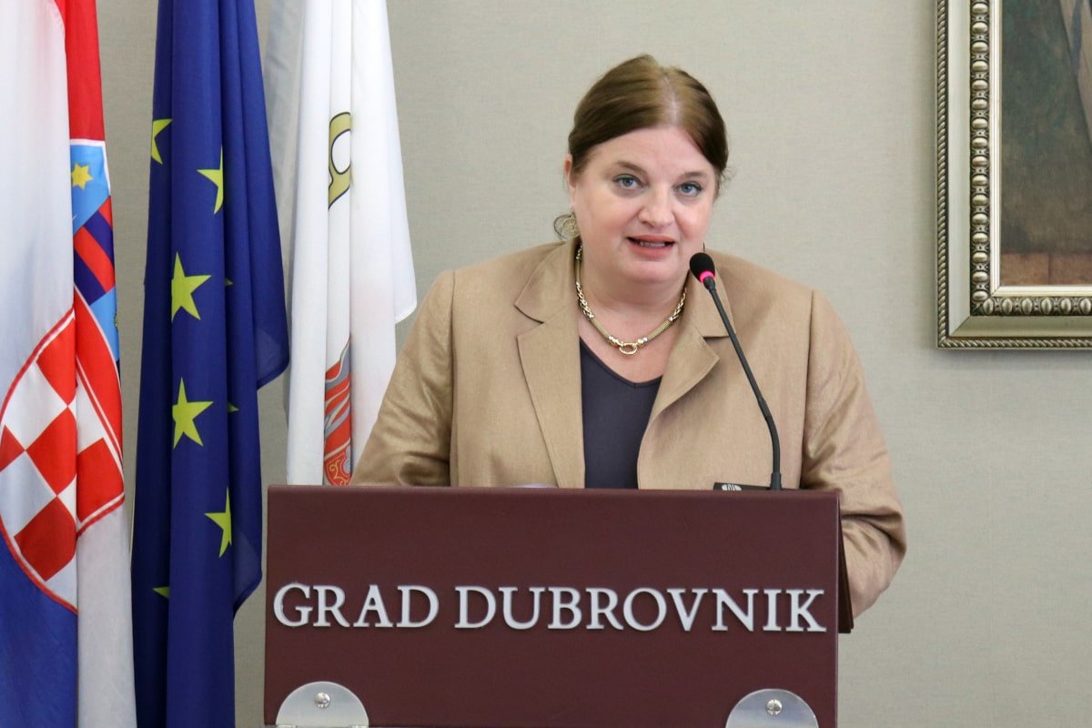 ŽENA KOJA SE JEDNO JUTRO PROBUDILA I ZAKLJUČILA DA JE HDZ PREKO NOĆI RIJEŠIO SVE PROBLEME U DRŽAVI BILA JE NACIONALNI HIT