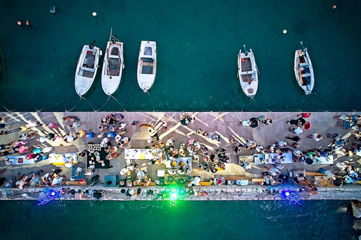 PELJEŠKA TRPEZA U DRAČAMA (SUBOTA, 20:30 SATI)