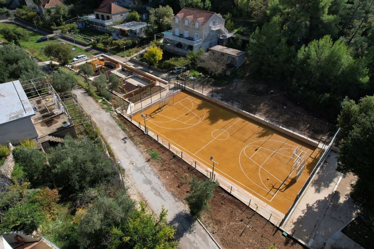 IZGRAĐENO NOVO IGRALIŠTE U SUĐURĐU ZA NOGOMET I KOŠARKU, A UZ NJEGA I BOĆALIŠTE