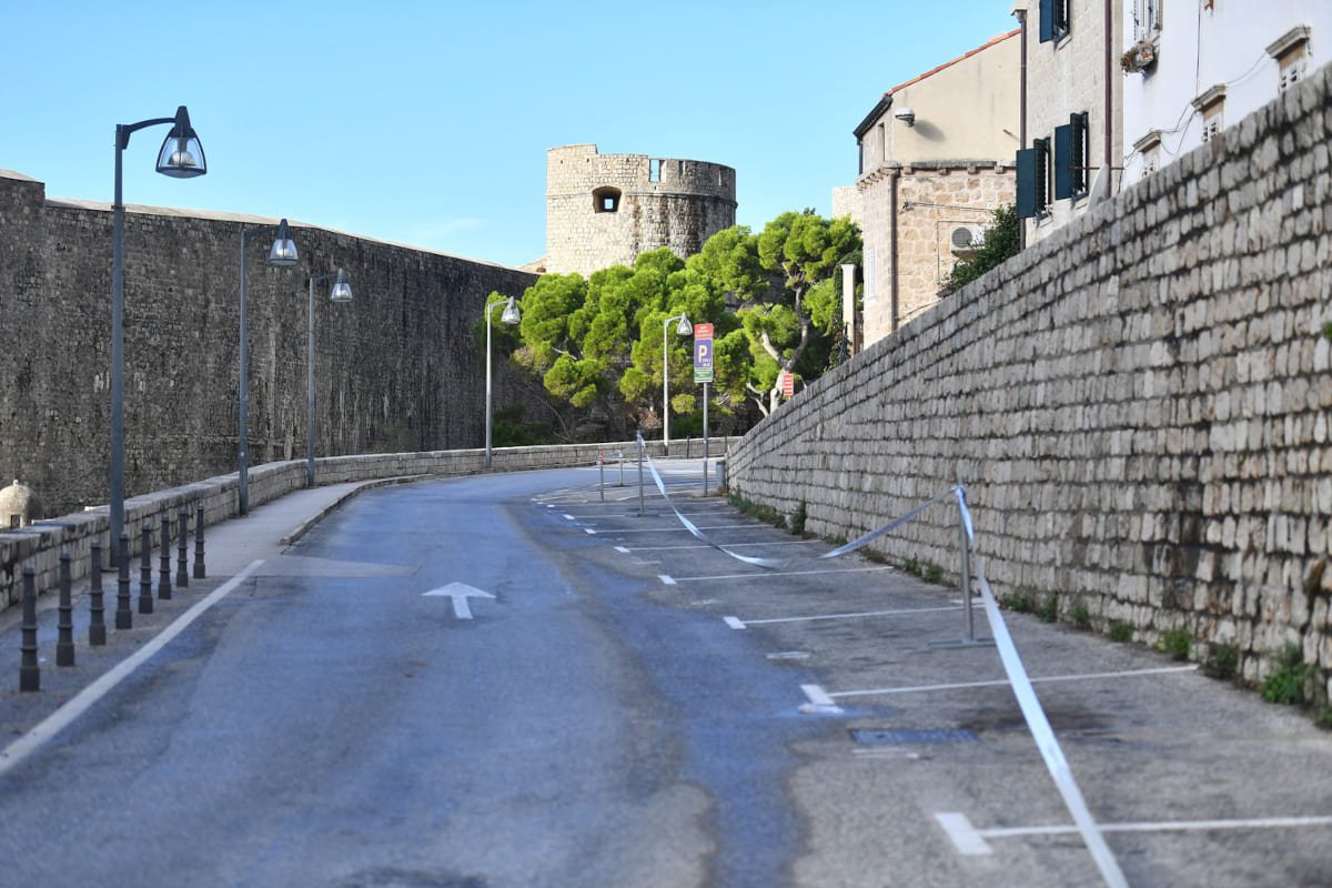 NA PUSTIM ULICAMA ATMOSFERA KAO LISTOPADA '91. ZA JAČI DOJAM ČAK JE I PICOUSTI PRED VRATIMA OD GRADA