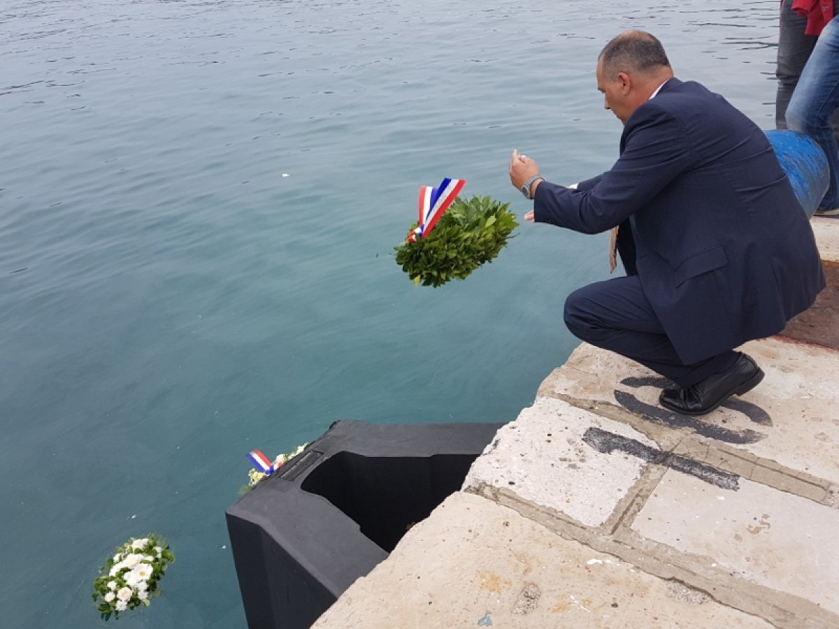 U spomen svih stradalih s "Aurore" u more položeni vijenci
