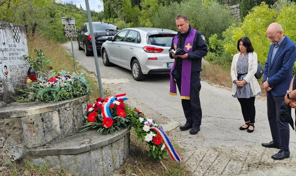 POLOŽENI VIJENCI: IVICA RILOVIĆ BIO JE PRVA ŽRTVA VELIKOSRPSKE AGRESIJE U KONAVLIMA