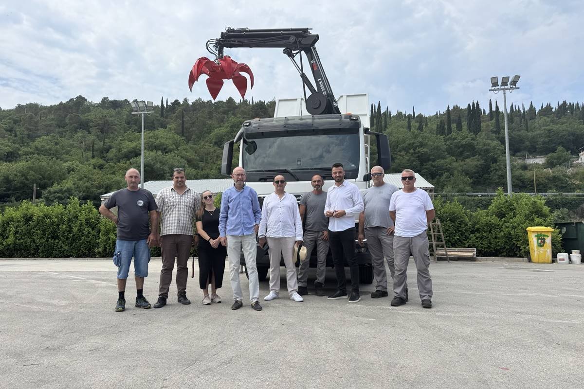 KONAVOSKIM KOMUNALCIMA STIGLO NOVO VOZILO