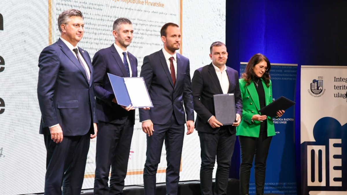 GRADONAČELNIKU FRANKOVIĆU PREMIJER PLENKOVIĆ URUČIO „POVELJU O URBANOM RAZVOJU REPUBLIKE HRVATSKE”