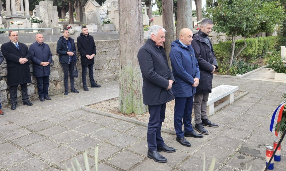 PREDSTAVNICI HDZ-A POLOŽILI VIJENAC UZ 25. OBLJETNICU SMRTI PRVOG HRVATSKOG PREDSJEDNIKA DR. FRANJA TUĐMANA